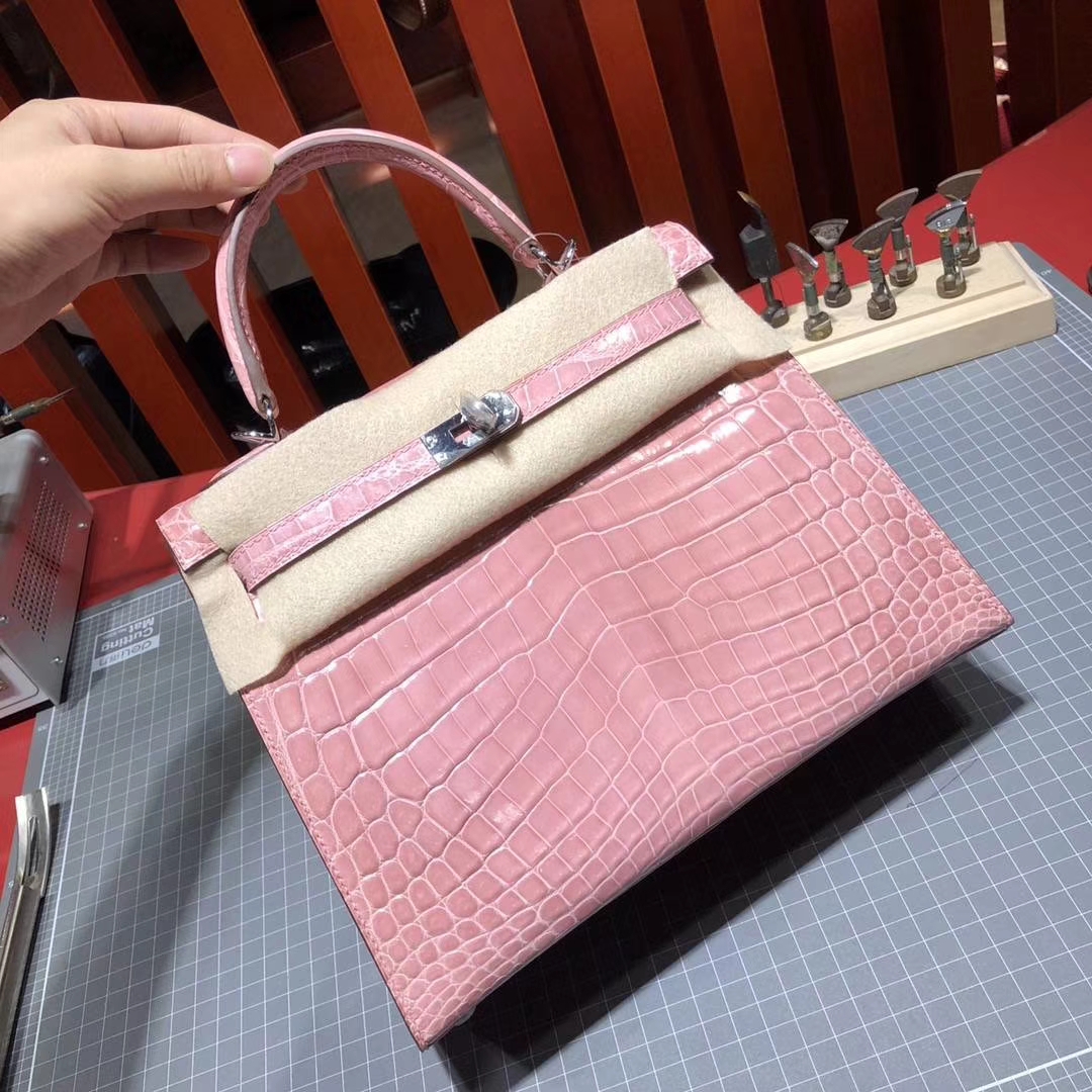 爱马仕凯莉包价格 Hermes Kelly25CM 1Q蜜桃粉亮面尼罗鳄鱼皮 银扣