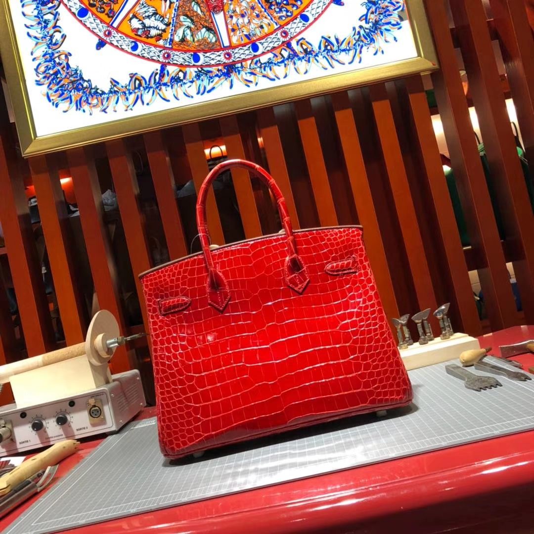 Hermes包包官网 爱马仕D5天竺葵红亮面倒V湾鳄鱼皮铂金包Birkin30CM 金扣