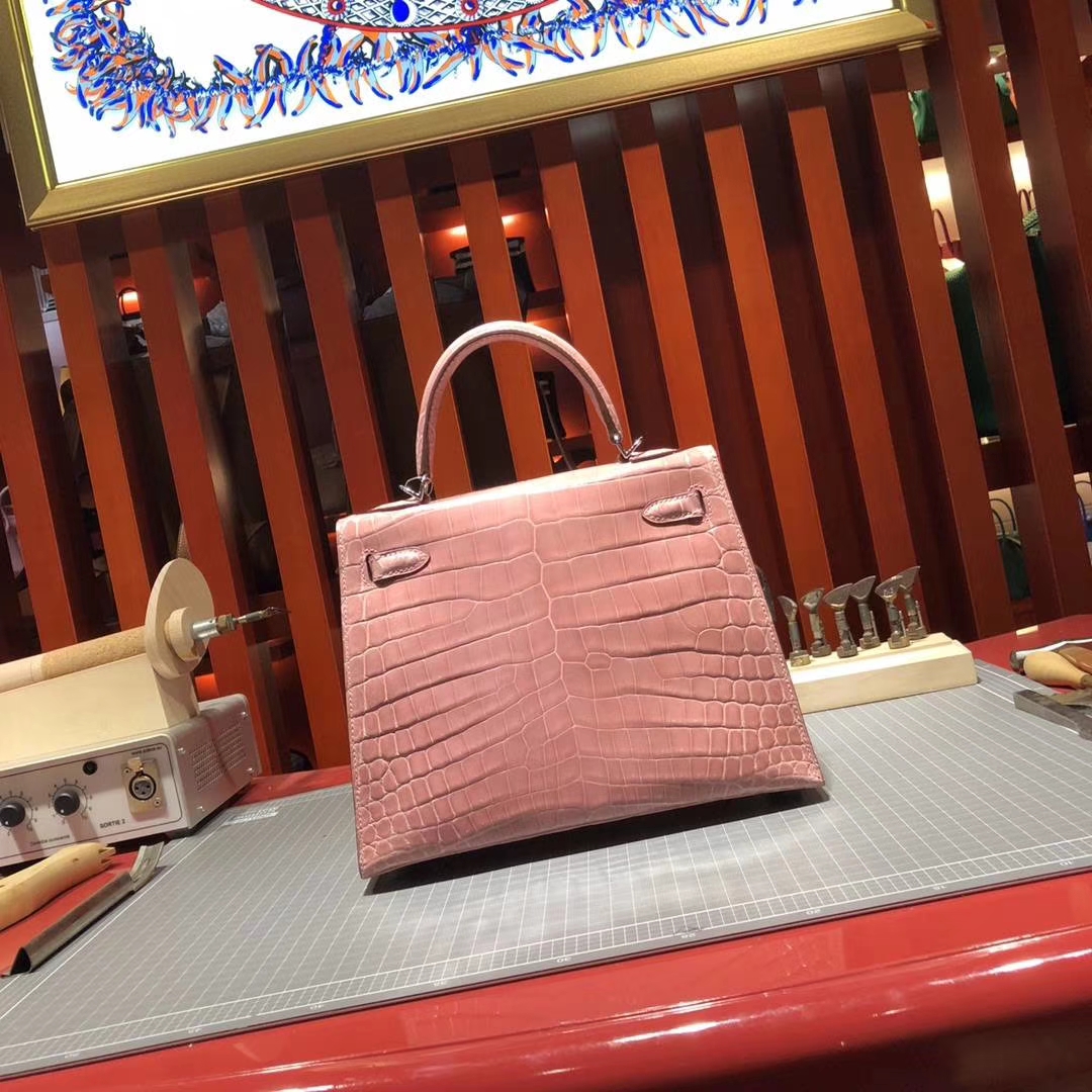 爱马仕凯莉包价格 Hermes Kelly25CM 1Q蜜桃粉亮面尼罗鳄鱼皮 银扣