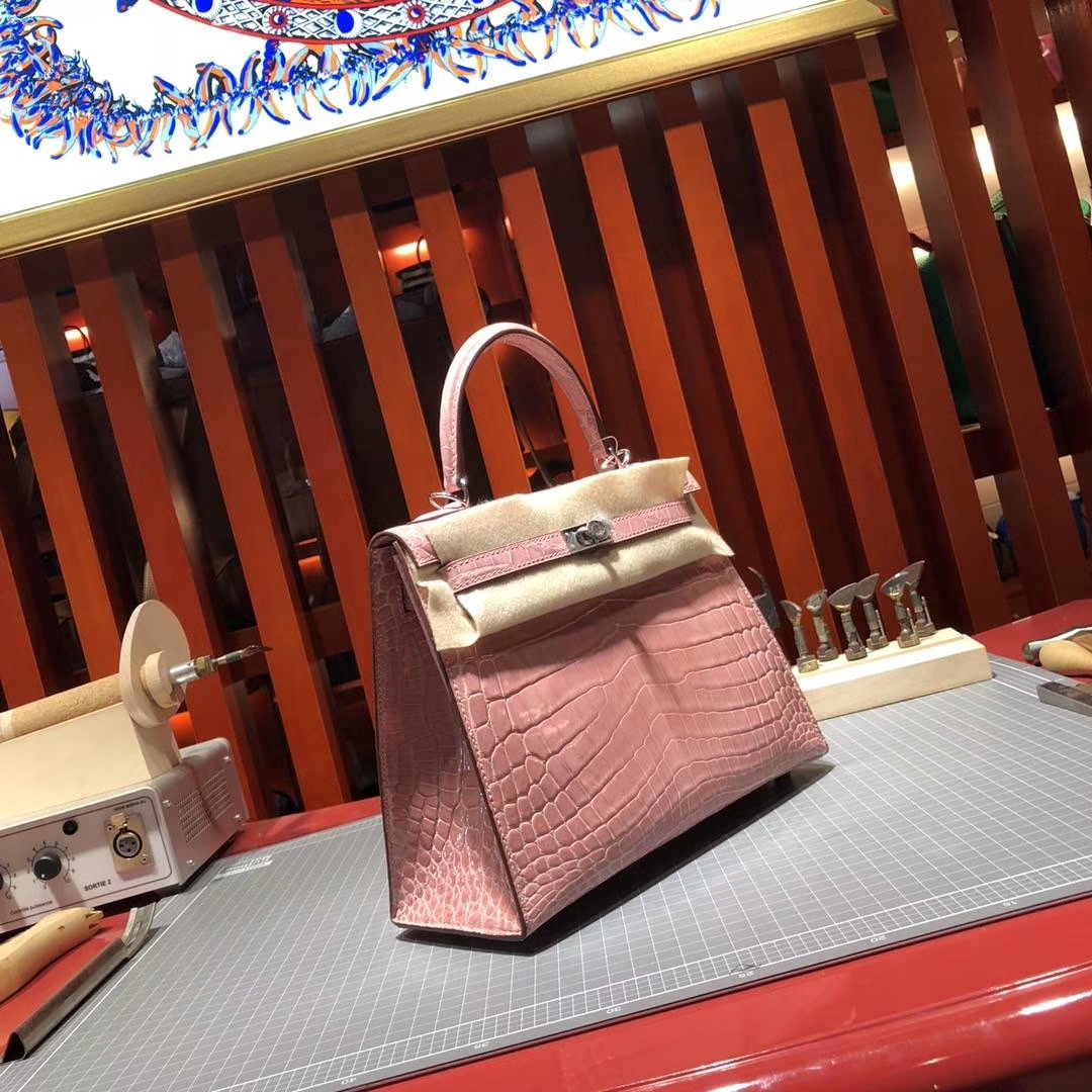 爱马仕凯莉包价格 Hermes Kelly25CM 1Q蜜桃粉亮面尼罗鳄鱼皮 银扣