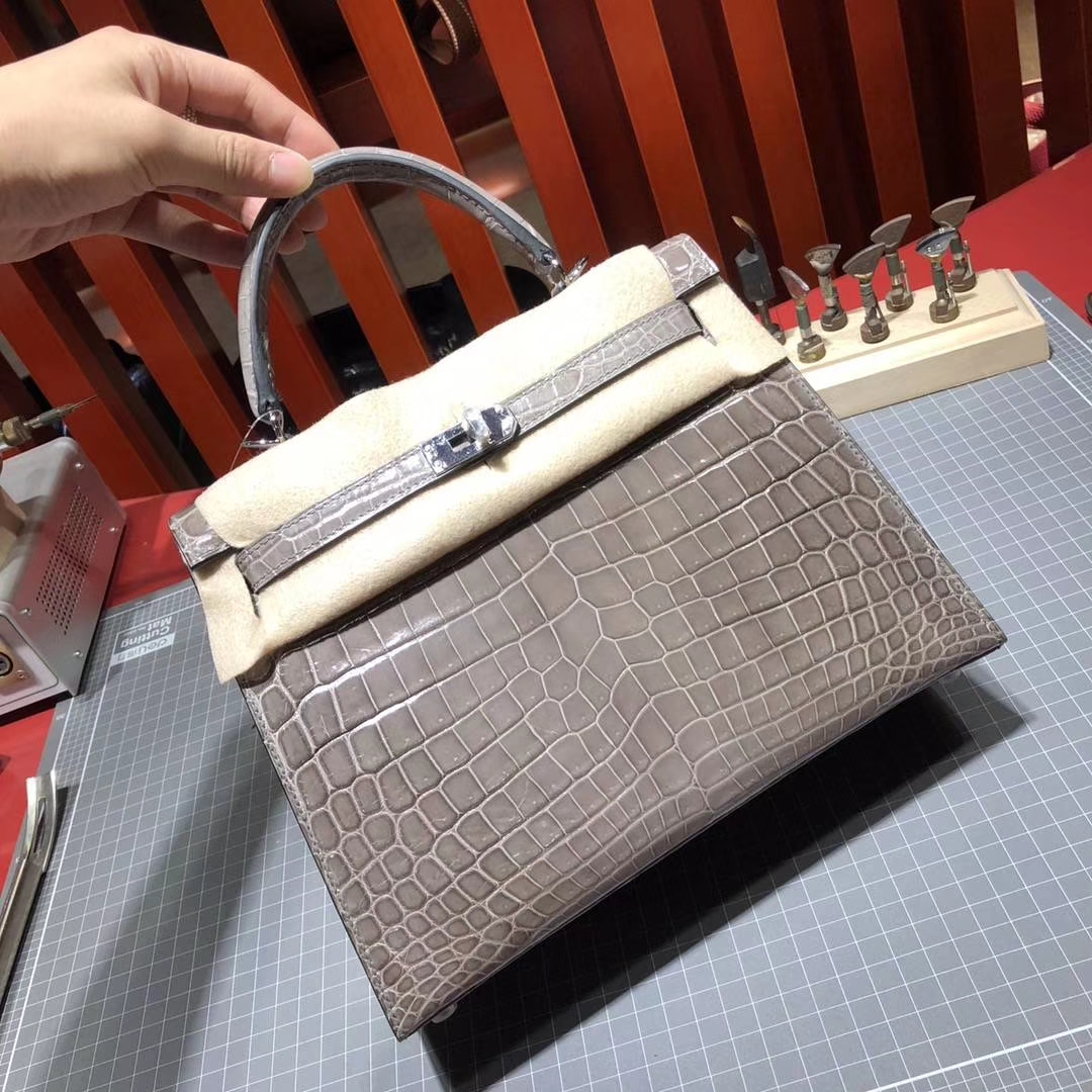爱马仕Kelly包包 Hermes亮面两点鳄鱼皮凯莉包25CM 81斑鸠灰 银扣