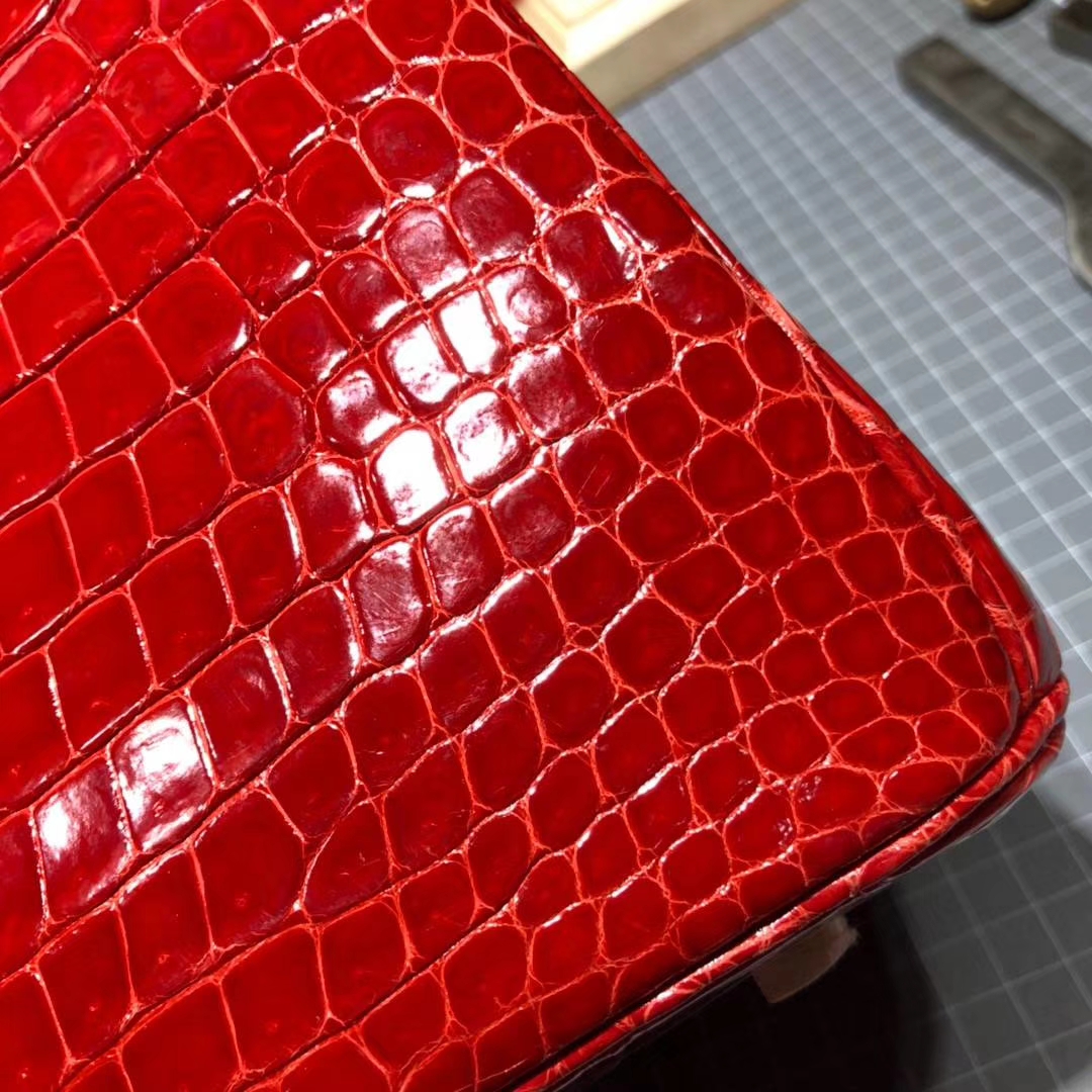Hermes包包官网 爱马仕D5天竺葵红亮面倒V湾鳄鱼皮铂金包Birkin30CM 金扣
