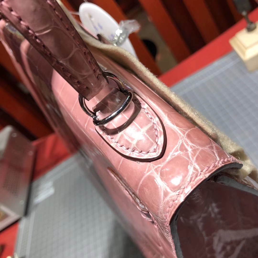爱马仕凯莉包价格 Hermes Kelly25CM 1Q蜜桃粉亮面尼罗鳄鱼皮 银扣