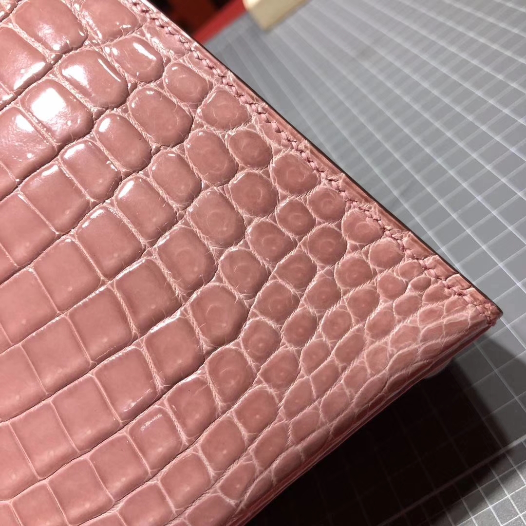 爱马仕凯莉包价格 Hermes Kelly25CM 1Q蜜桃粉亮面尼罗鳄鱼皮 银扣