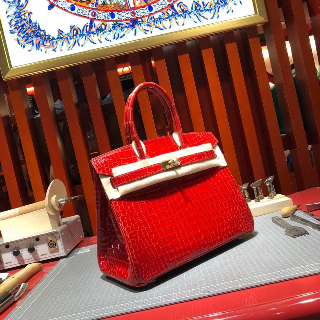Hermes包包官网 爱马仕D5天竺葵红亮面倒V湾鳄鱼皮铂金包Birkin30CM 金扣