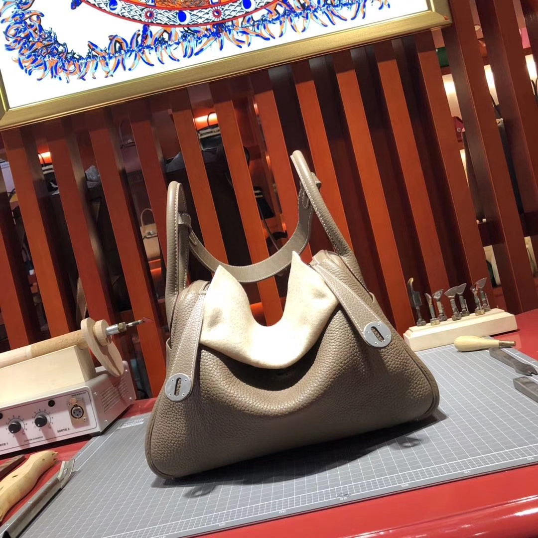 Hermes包包官网 爱马仕大象灰Togo牛皮琳迪包Lindy30CM 搭配Epsom编织肩带