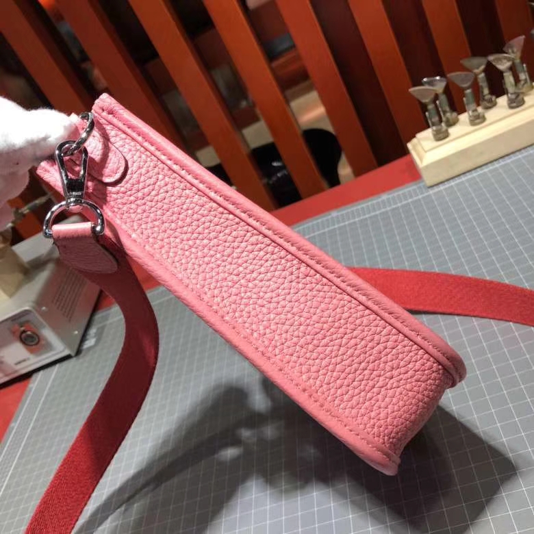 Hermes包包官网 爱马仕1Q奶昔粉原厂Clemence牛皮伊芙林包Evelyne16CM