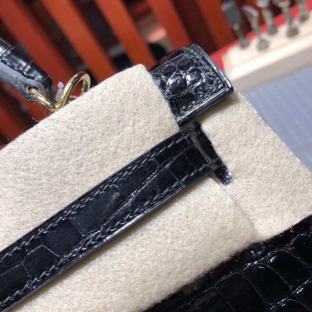 Hermes包包官网 爱马仕亮面尼罗鳄鱼皮凯莉包Kelly25CM 89黑色 金扣