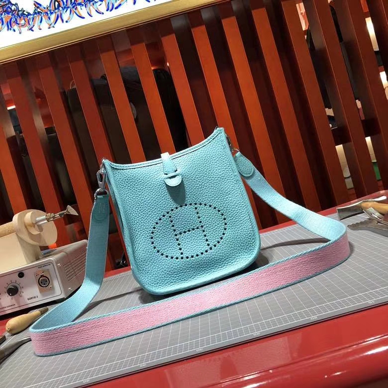 爱马仕伊芙林包 Hermes Evelyne16CM 3P马卡龙蓝Clemence牛皮 银扣