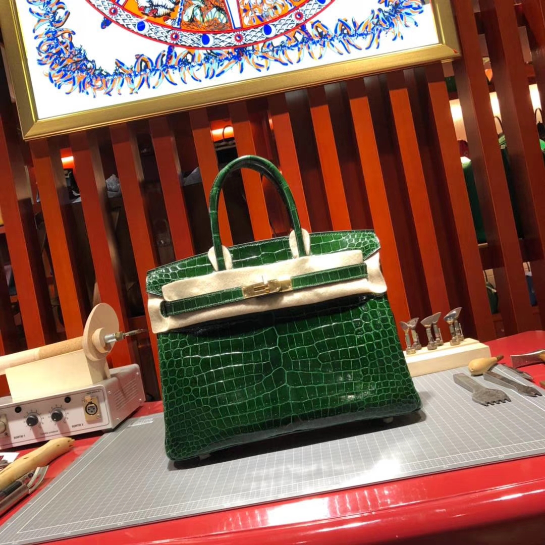 爱马仕包包官网 Hermes Birkin30CM 67祖母绿亮面鳄鱼皮铂金包 金扣