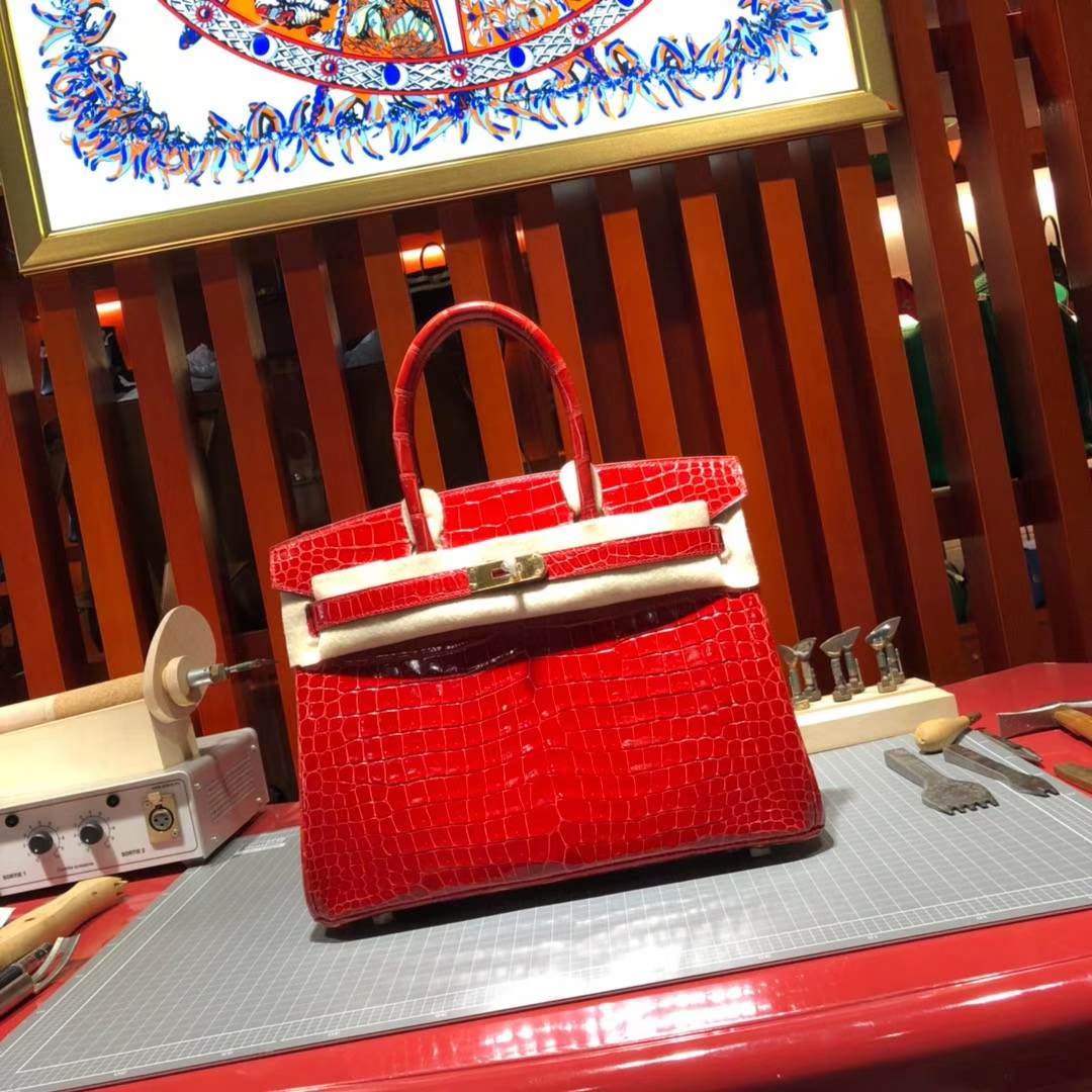 Hermes包包官网 爱马仕D5天竺葵红亮面倒V湾鳄鱼皮铂金包Birkin30CM 金扣