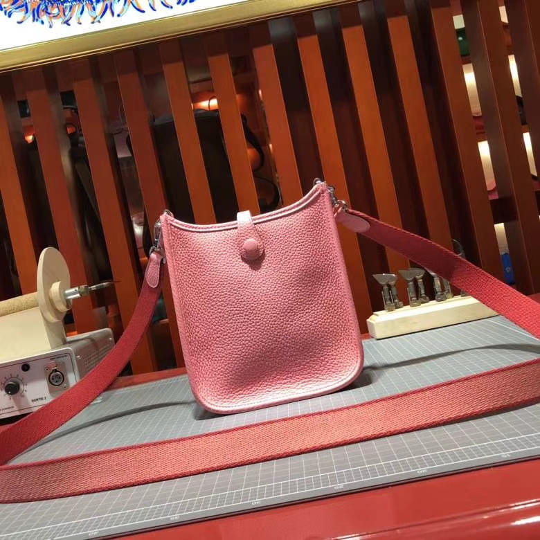 Hermes包包官网 爱马仕1Q奶昔粉原厂Clemence牛皮伊芙林包Evelyne16CM