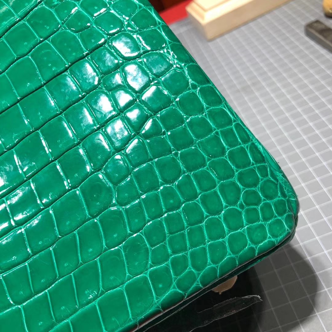 Hermes Birkin30CM 爱马仕6Q翡翠绿亮面倒V湾鳄鱼皮铂金包 金扣
