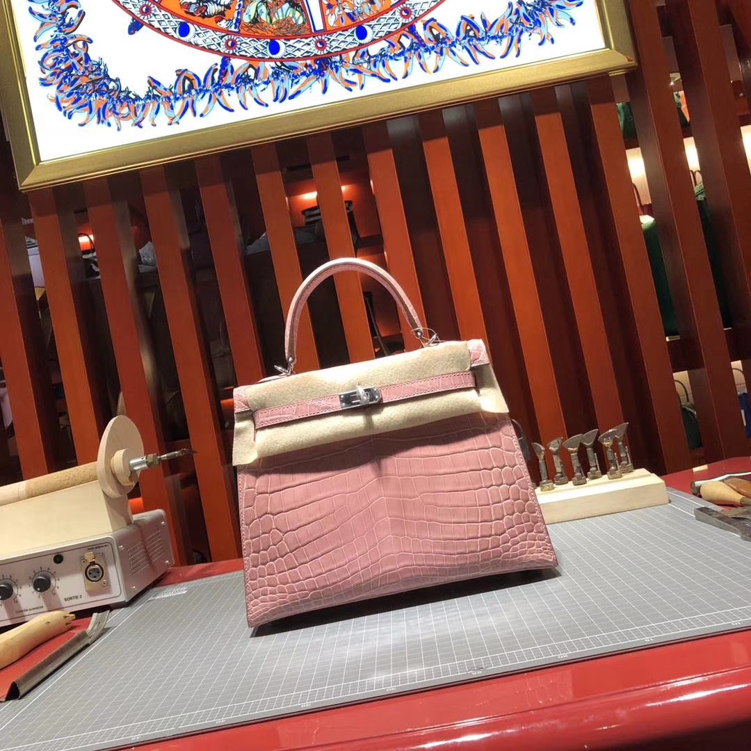 爱马仕凯莉包价格 Hermes Kelly25CM 1Q蜜桃粉亮面尼罗鳄鱼皮 银扣