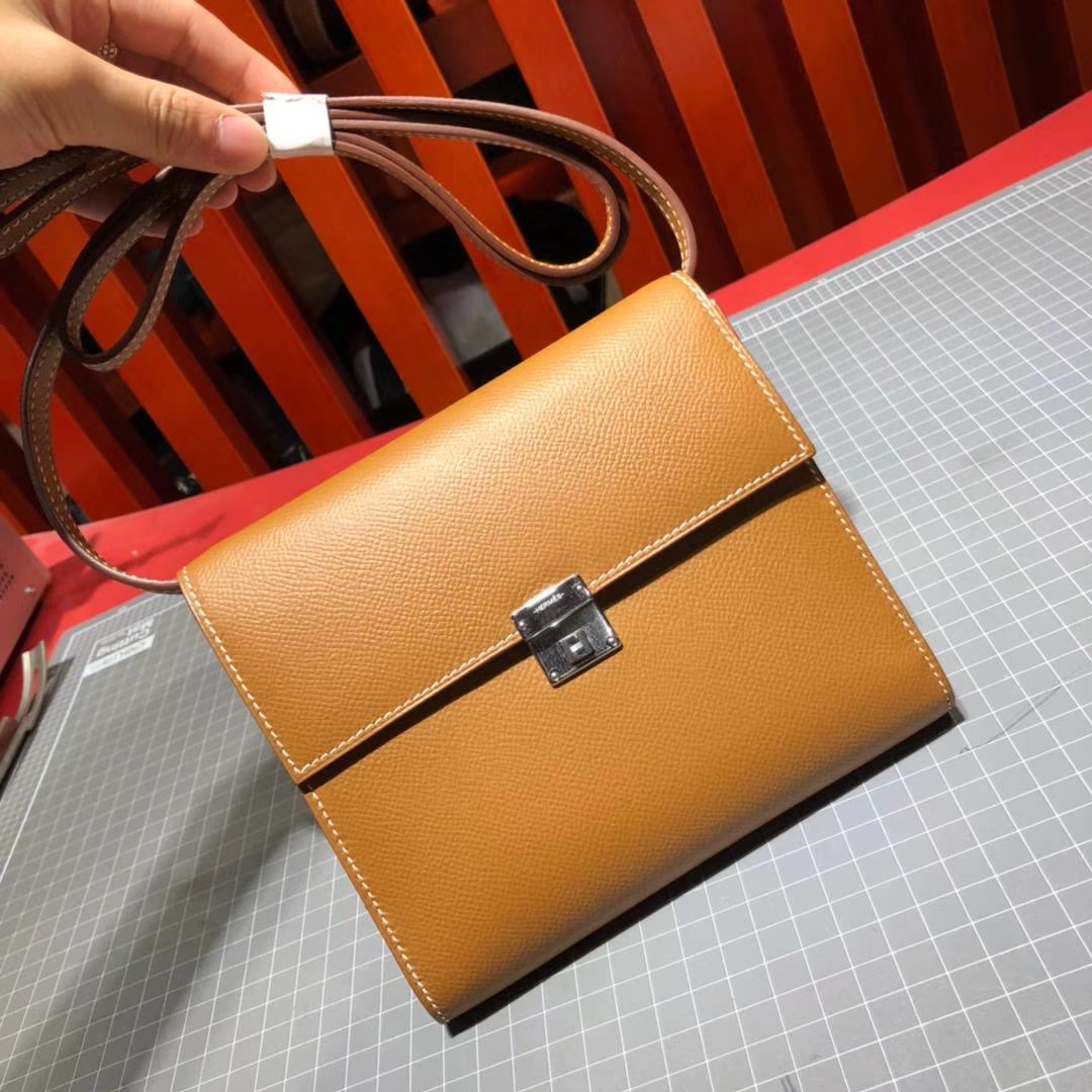 爱马仕新款女包 Hermes Clic16CM 土黄色Epsom牛皮单肩斜挎包 银扣