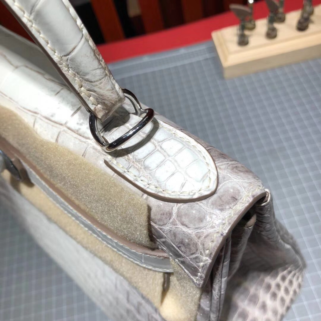 爱马仕凯莉包价格 Hermes Kelly28CM 喜马拉雅色亚光鳄鱼皮 银扣