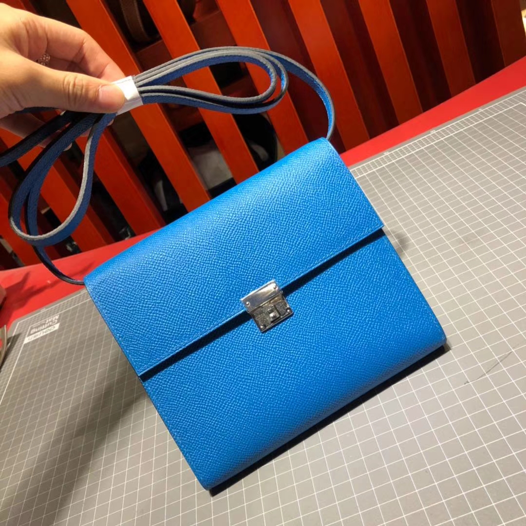 爱马仕包包价格 Hermes Clic16CM 坦桑尼亚蓝进口掌纹牛皮斜挎女包 银扣