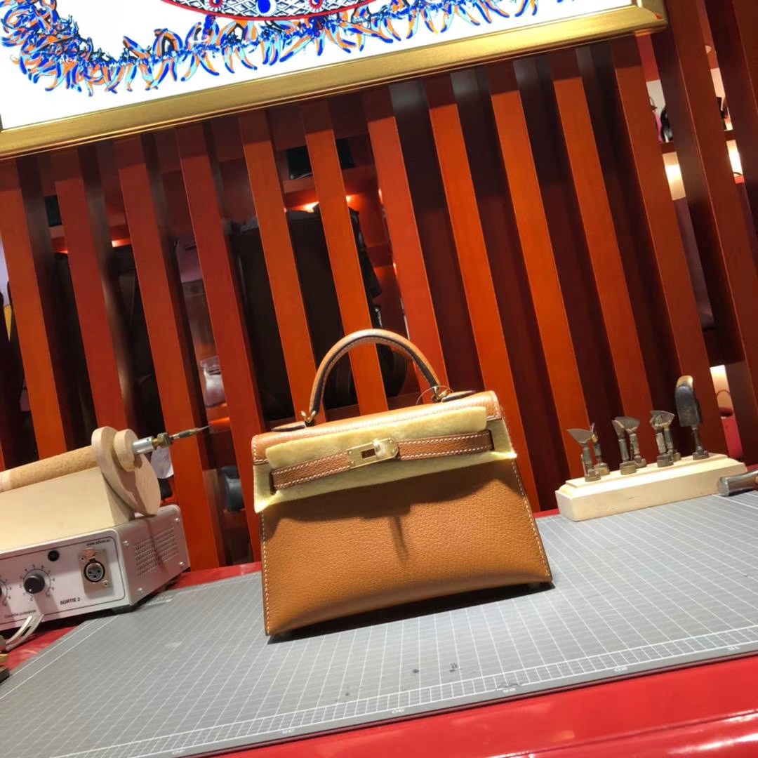 爱马仕迷你凯莉包2代 Hermes土黄色顶级山羊皮Minikelly2代手包 金扣