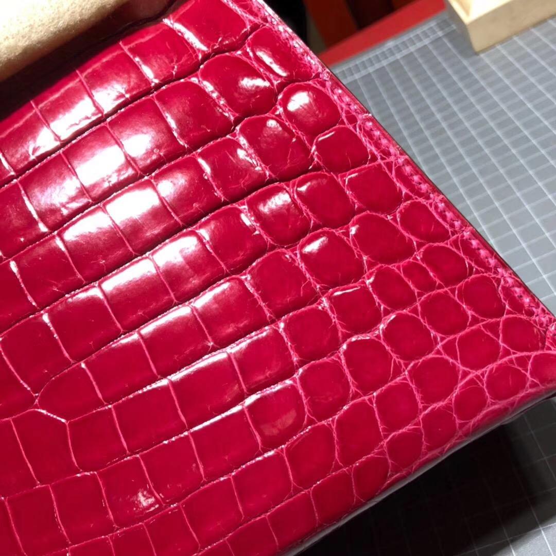 爱马仕Kelly包包 Hermes极度紫亮光尼罗鳄鱼皮凯莉包28CM 金扣