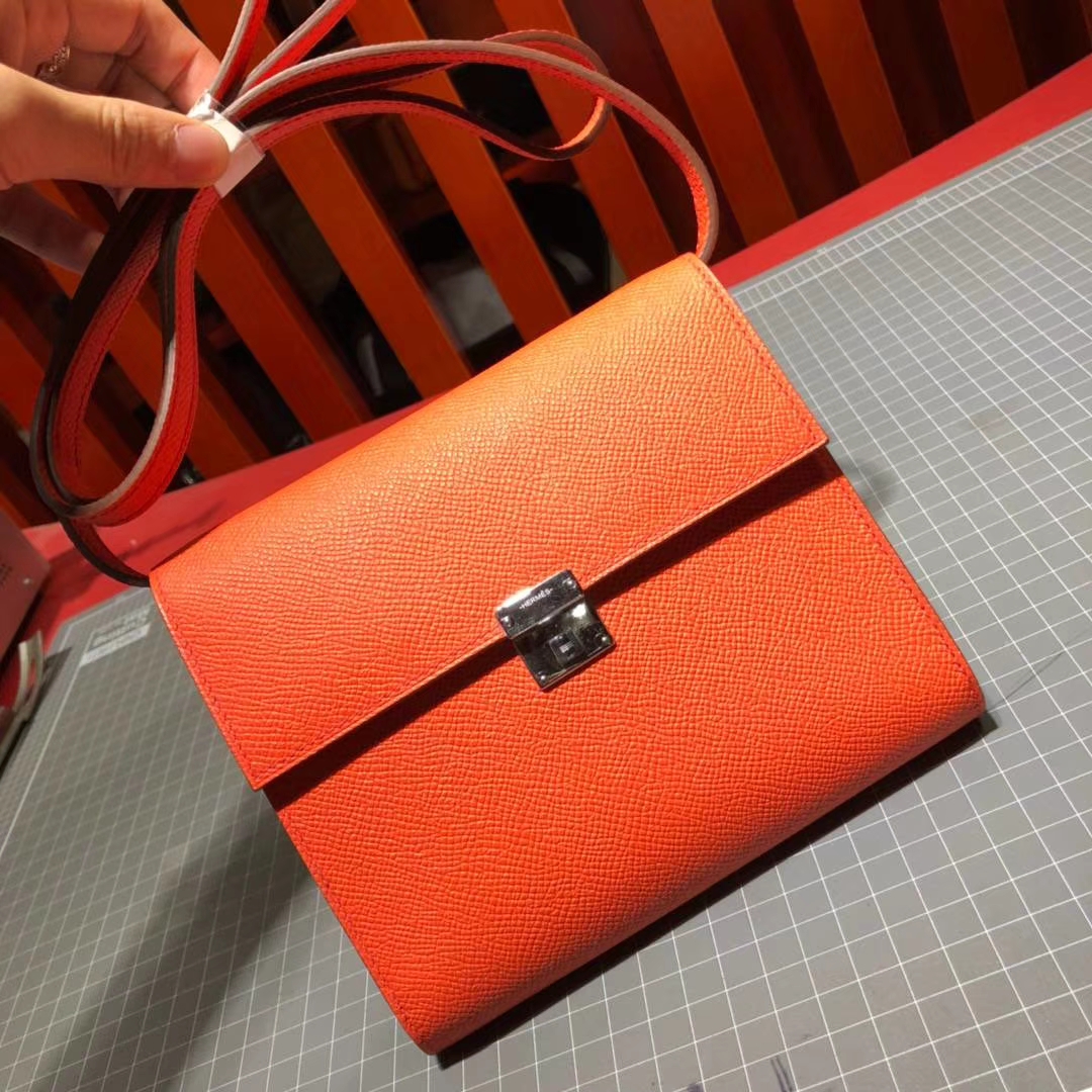 爱马仕包包官网 Hermes Clic 16CM 掌纹牛皮新款单肩斜挎女包 橙色 银扣