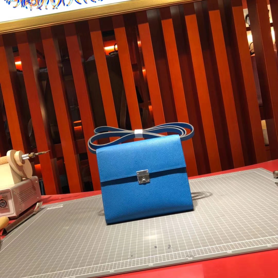 爱马仕包包价格 Hermes Clic16CM 坦桑尼亚蓝进口掌纹牛皮斜挎女包 银扣