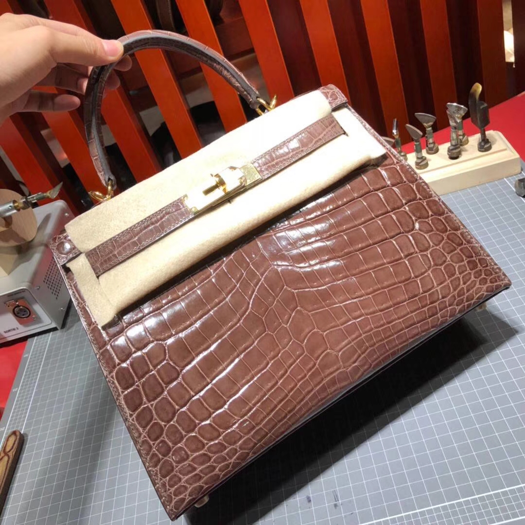 Hermes包包官网 爱马仕亮光两点鳄鱼皮凯莉包Kelly28CM 啡色 金扣