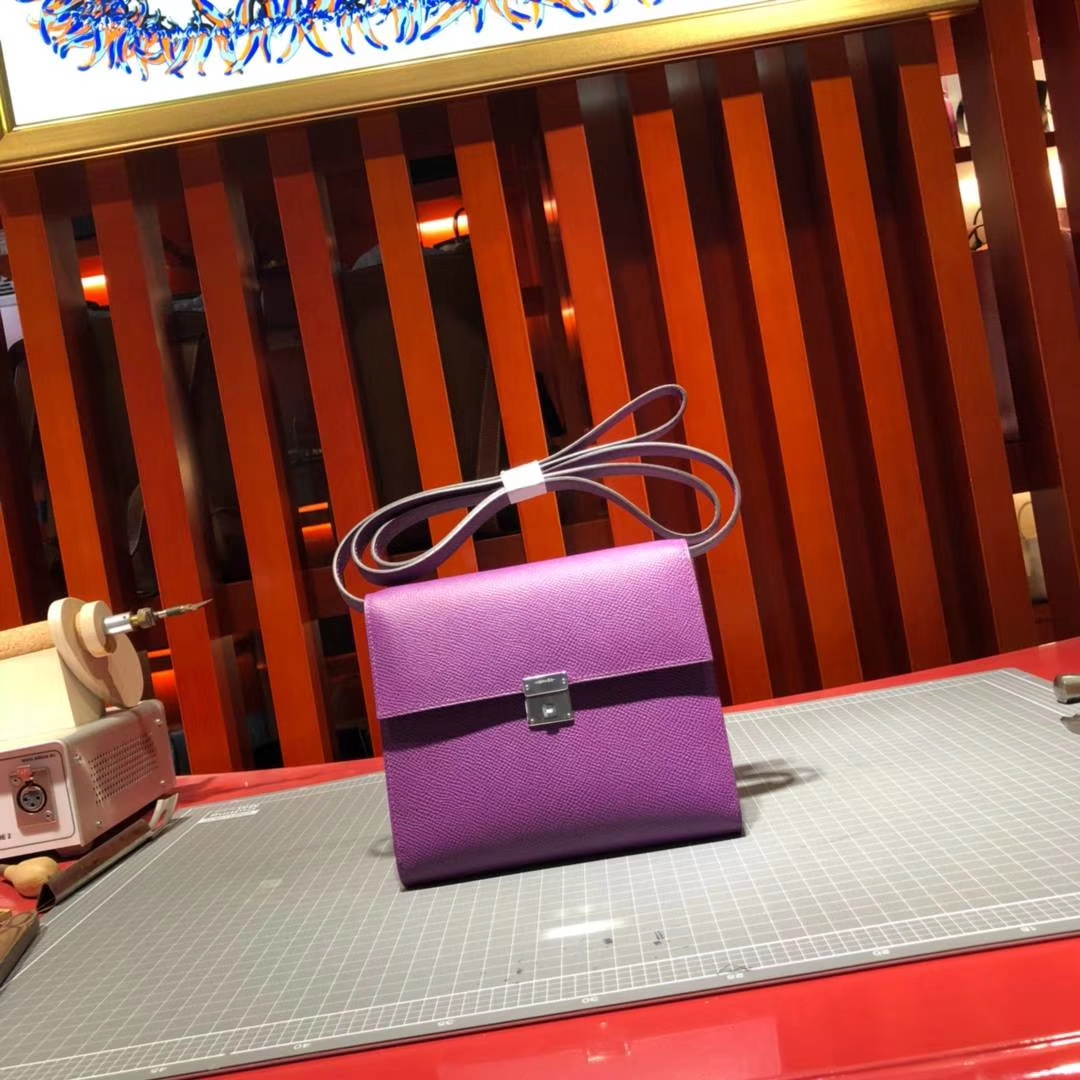 Hermes包包官网 爱马仕进口掌纹牛皮Clic斜挎女包 海葵紫 银扣