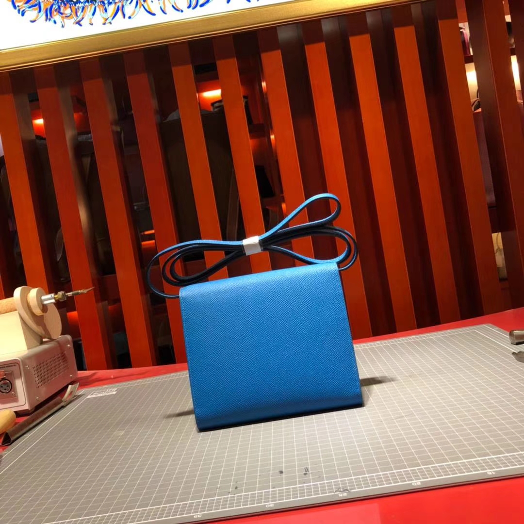 爱马仕包包价格 Hermes Clic16CM 坦桑尼亚蓝进口掌纹牛皮斜挎女包 银扣