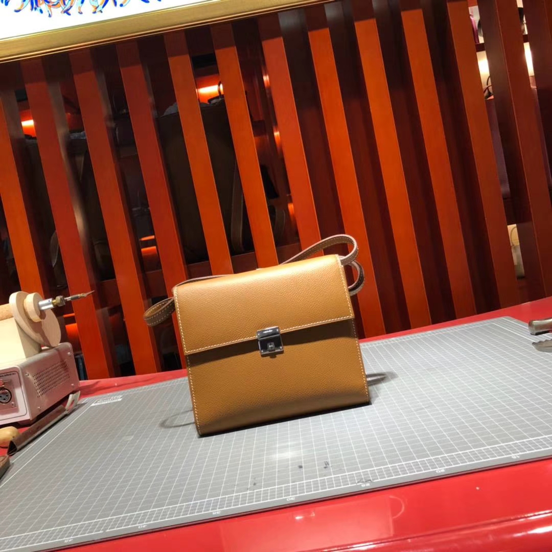 爱马仕新款女包 Hermes Clic16CM 土黄色Epsom牛皮单肩斜挎包 银扣