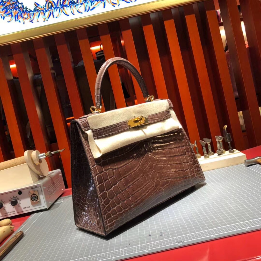 Hermes包包官网 爱马仕亮光两点鳄鱼皮凯莉包Kelly28CM 啡色 金扣