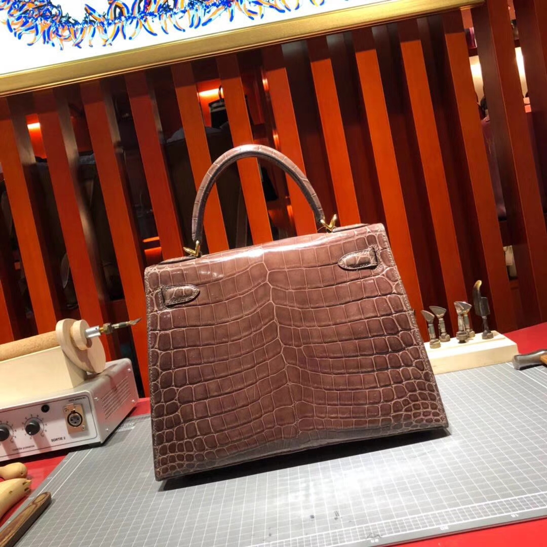 Hermes包包官网 爱马仕亮光两点鳄鱼皮凯莉包Kelly28CM 啡色 金扣