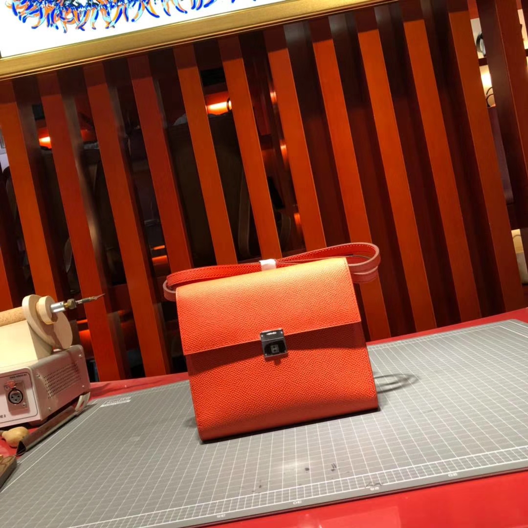 爱马仕包包官网 Hermes Clic 16CM 掌纹牛皮新款单肩斜挎女包 橙色 银扣