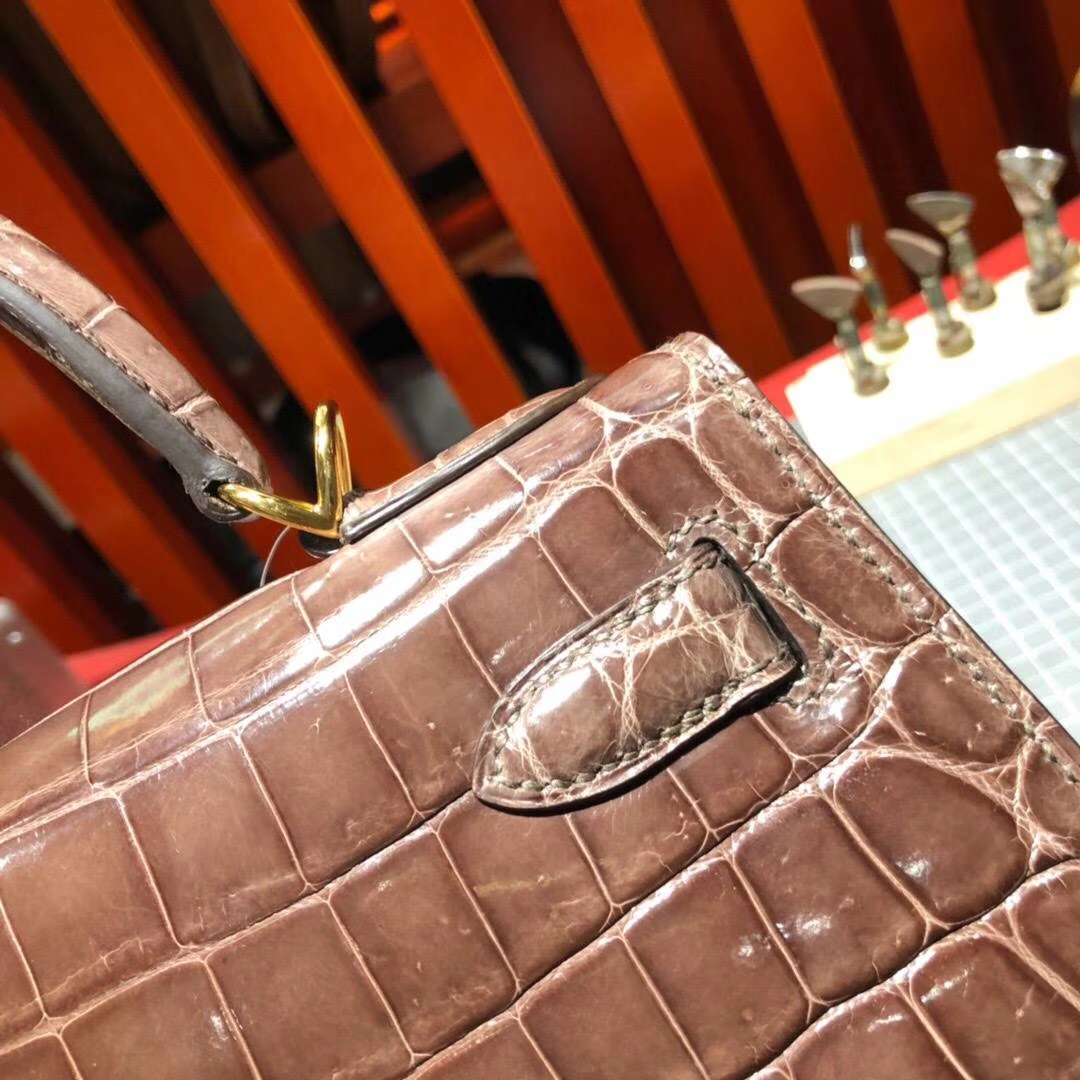 Hermes包包官网 爱马仕亮光两点鳄鱼皮凯莉包Kelly28CM 啡色 金扣