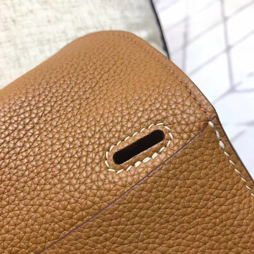 Hermes包包官网 爱马仕土黄色原厂Clemence牛皮Halzan手提斜挎包31CM