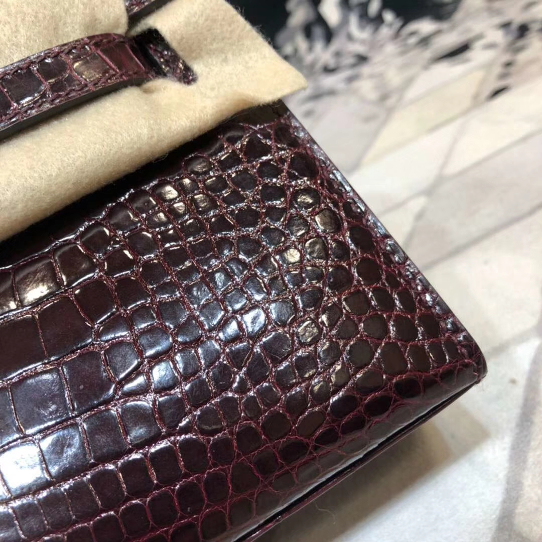 Hermes Minikelly22CM 爱马仕波尔多酒红亮光鳄鱼皮迷你凯莉包手拿包 金扣
