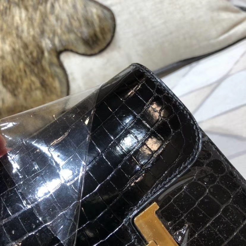 爱马仕康斯坦钱包 Hermes黑色鳄鱼皮拼丝绒绿内里Constance短款钱夹 金扣