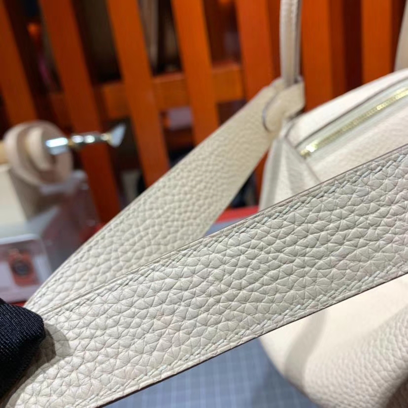 爱马仕琳迪包价格 Hermes Lindy26CM 羊毛白原厂御用Togo牛皮 金扣