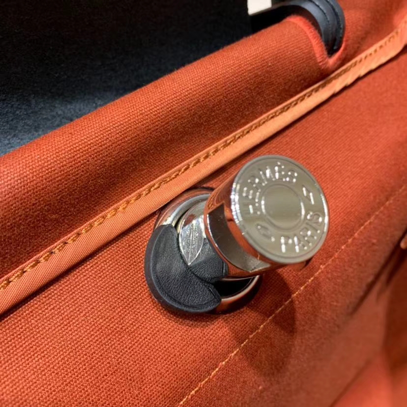 纯手工缝制 Hermes Herbag31CM 爱马仕古铜色帆布拼黑色马鞍皮手提包 银扣
