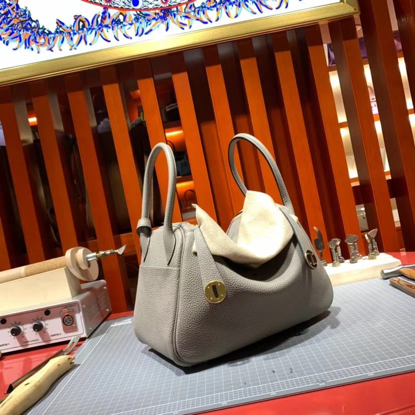 爱马仕琳迪包尺寸 Hermes冰川灰原厂御用Togo牛皮Lindy26CM 金扣