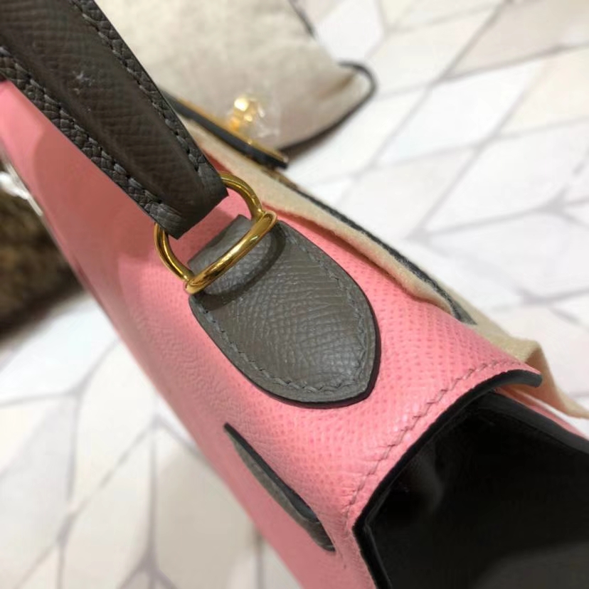 爱马仕包包官网 Hermes奶昔粉拼石墨灰Epsom牛皮拼色凯莉包Kelly28CM 金扣