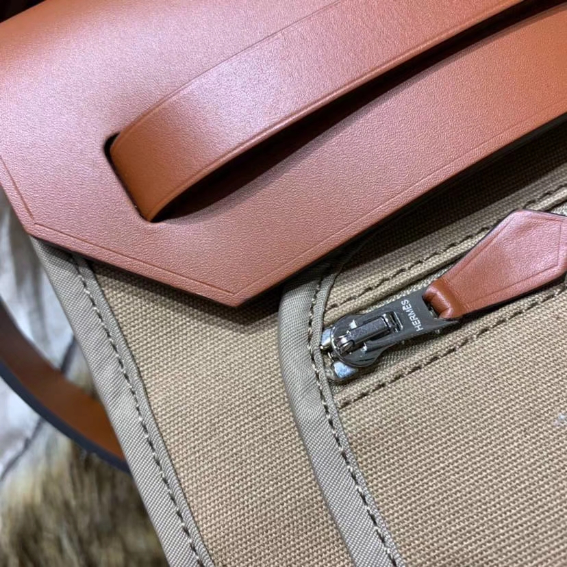 爱马仕女包价格 Hermes Herbag31CM 休闲风衣灰帆布拼马鞭皮手提包