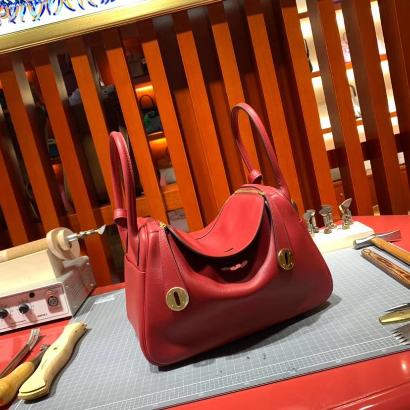 Hermes女包价格 爱马仕原厂御用Swift牛皮琳迪包Lindy26CM 宝石红 金扣