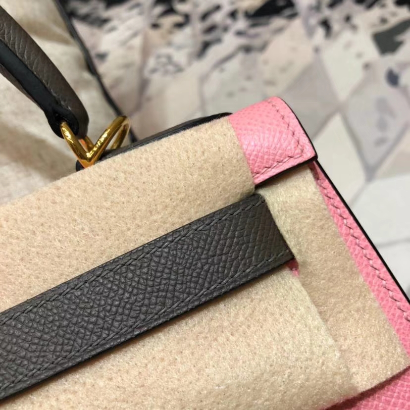 爱马仕包包官网 Hermes奶昔粉拼石墨灰Epsom牛皮拼色凯莉包Kelly28CM 金扣