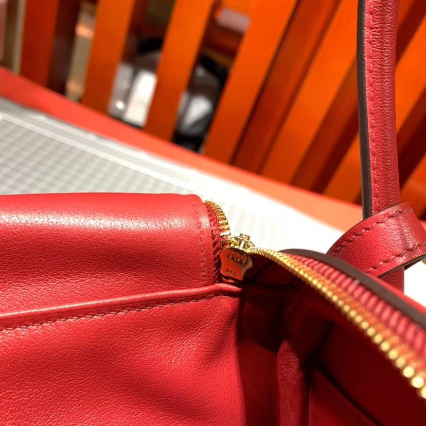 Hermes女包价格 爱马仕原厂御用Swift牛皮琳迪包Lindy26CM 宝石红 金扣