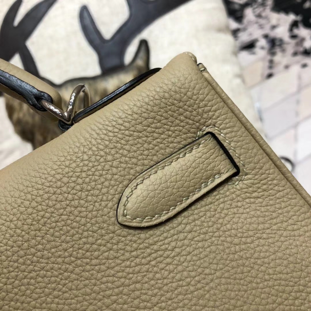 广州包包批发 Hermes爱马仕浅灰色原厂Togo小牛皮凯莉包Kelly32CM 银扣