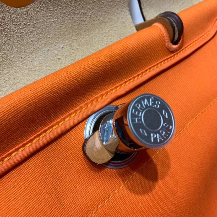 爱马仕新款女包 Hermes Herbag31CM 橙色帆布拼马鞍皮手提单肩包 银扣