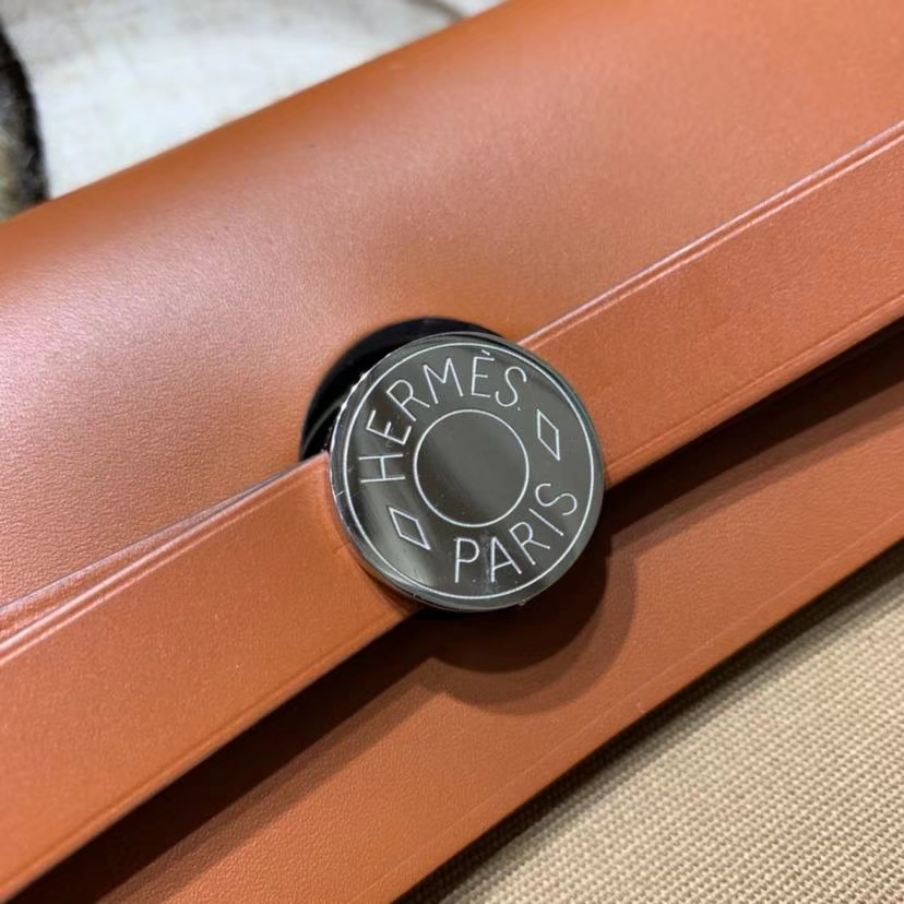 爱马仕女包价格 Hermes Herbag31CM 休闲风衣灰帆布拼马鞭皮手提包
