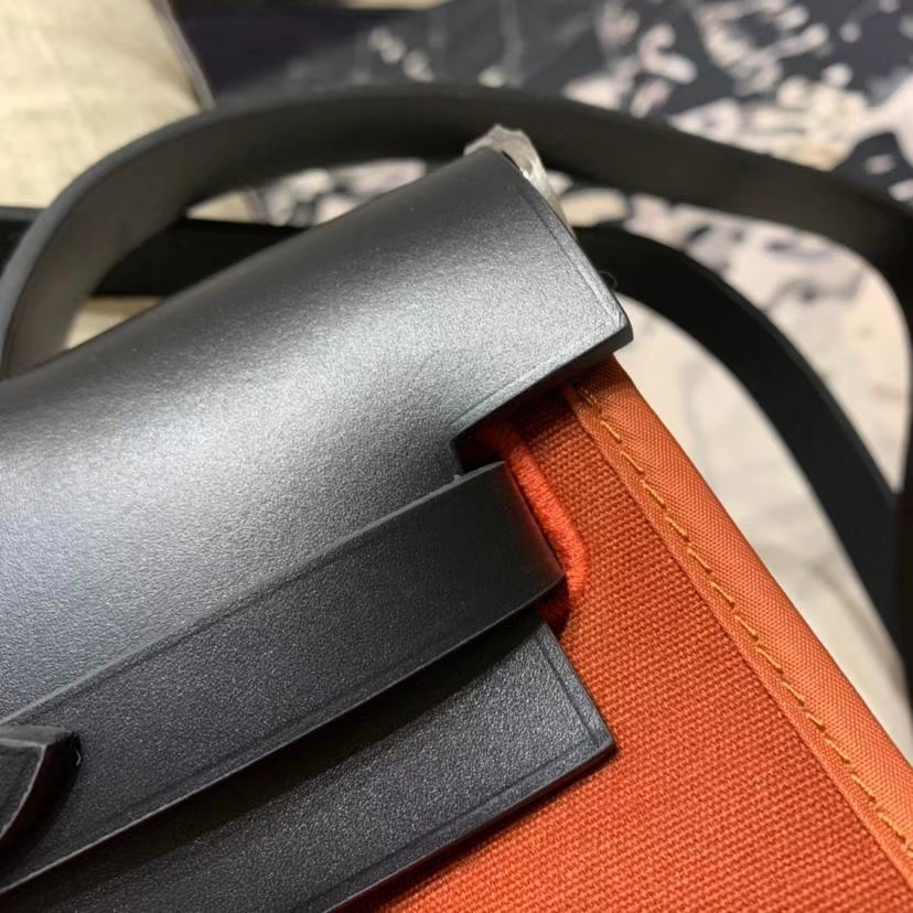 纯手工缝制 Hermes Herbag31CM 爱马仕古铜色帆布拼黑色马鞍皮手提包 银扣