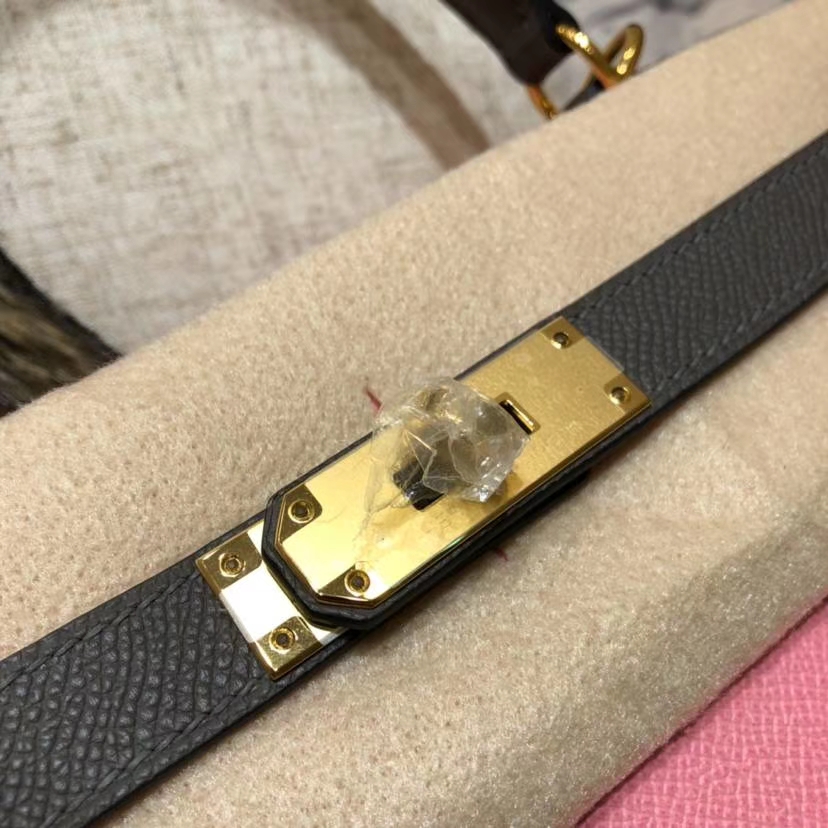 爱马仕包包官网 Hermes奶昔粉拼石墨灰Epsom牛皮拼色凯莉包Kelly28CM 金扣