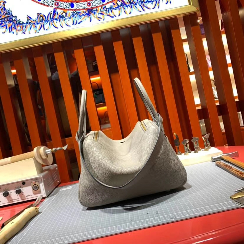 爱马仕琳迪包尺寸 Hermes冰川灰原厂御用Togo牛皮Lindy26CM 金扣